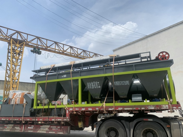 四川綿陽(yáng)用戶(hù)定制的石墨配料系統(tǒng)裝車(chē)發(fā)貨現(xiàn)場(chǎng)