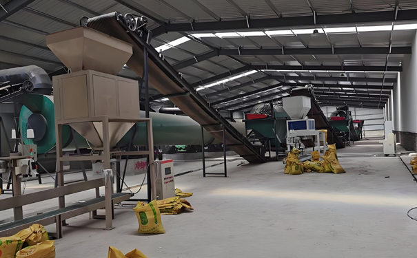 飼料配料系統(tǒng)減輕了飼養(yǎng)員的工作負擔(dān)，提高生產(chǎn)效率